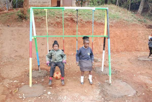 Kinder auf der Schaukel